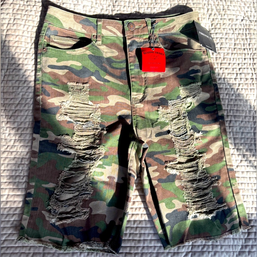 Forever 21 Blazing Trails Collection Camo Army Distressed Bermuda Shorts Size 27